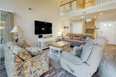 Image de Sea Colony Tennis house with basketball court, sauna, fireplace, & gym