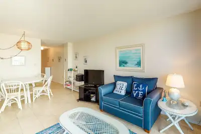 Image de Sea Colony 7th floor condo with ocean veiw, pool, basketball court &  gym
