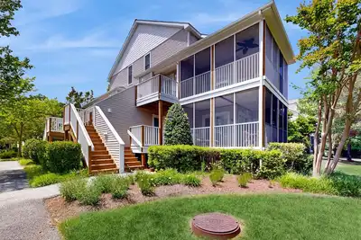 Image de Sea Colony Tennis 1st-floor condo with screened porch, pool & basketball