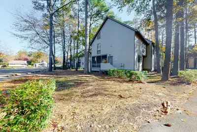 Image de Sea Colony Tennis townhouse with basketball court, balcony, & gym