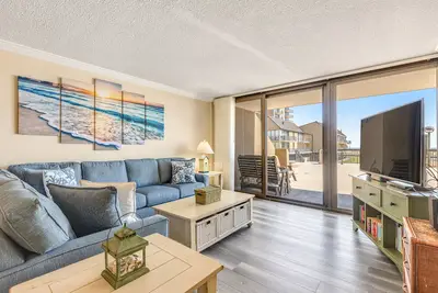Image de Sea Colony Ocean 1st-floor condo with elevator, pool, & basketball court