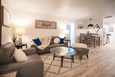 Cozy Chic: 3 Bed, 2 Bath Modern Retreat! No stairs, great location.
