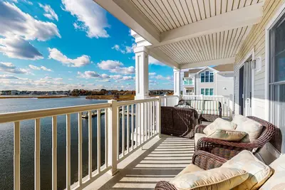 Image de Laguna Bay 2nd-floor condo on the bay with pool & balcony - near dining