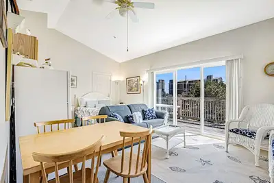 Image de Ocean Side of Coastal Hwy efficiency condo w/ kitchenette and central Ac