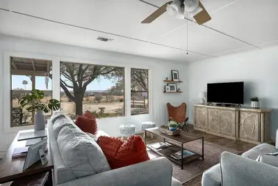Image de Hummingbird Haus | Hot Tub | Pet-friendly