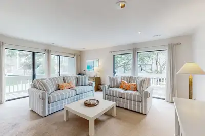 Image de Sea Colony Tennis townhouse w/ free WiFi, tennis court, shared sauna, and pool