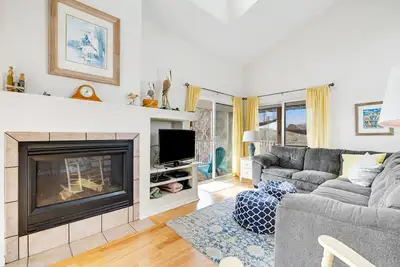Image de Sea Colony Tennis second-floor condo with fireplace, gym, & tennis court