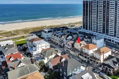 Image de 8br Luxury Ocean-Block, Sleeps 20+, Jacuzzi Hot Tub for 6! Ev Charger!