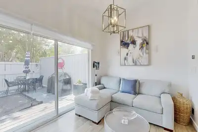 Image de Pristine condo with pools, hot tubs, lovely deck, washer/dryer & central Ac