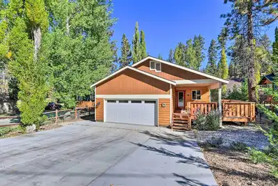 Image de Half-Mi to Bear Mtn Ski Resort: Cabin w/ Hot Tub