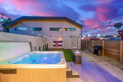 Image de Roof Top Patio, Hot Tub, & Minutes from Downtown!