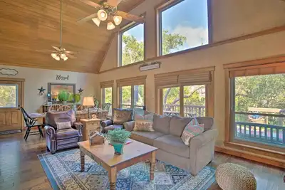 Image de Lakefront Living: Private Dock, Deck, & Game Room!