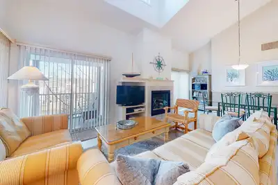 Image de 2nd-floor Sea Colony condo with deck, fast WiFi, & pools/tennis/hot tub