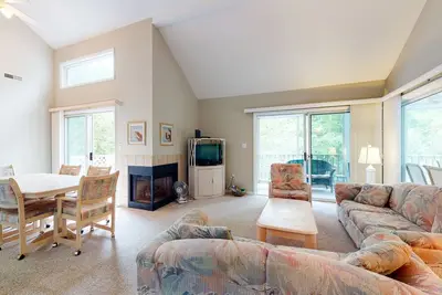 Image de Sea Colony Tennis 2nd-floor condo with gym, & tennis court