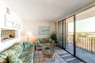Image de Sea Colony 6th floor condo w/ shared gym, basketball court - partial ocean view