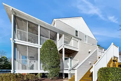Image de 2nd-floor Sea Colony Tennis condo with sauna, pool, & basketball court