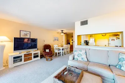 Image de Sea Colony Ocean 1st-floor condo with pool & basketball court