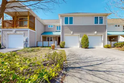 Image de Sea Colony Tennis townhouse with fireplace, gym, tennis court, & pool