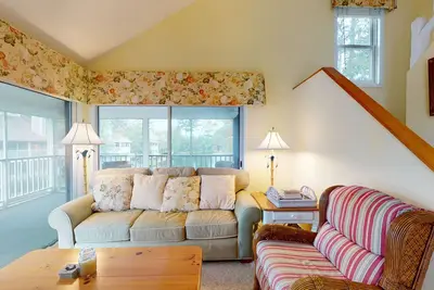 Image de Sea Colony Tennis 2nd floor condo w/ gym, shared sauna, and balcony