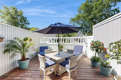 Image de Sea Colony Tennis 1st floor condo w/ basketball court, free WiFi, and pool