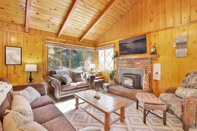 Image de Sunny Bear Cabin- 1 Minute to Bear Mountain Ski Resort