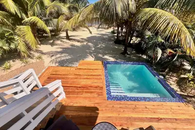 Image de La Vida Casita - Cozy beachfront bungalow steps from the beach.