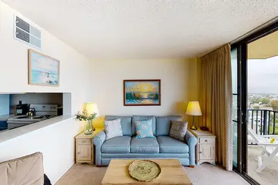 Image de Sea Colony 7th floor condo w/ elevator, shared sauna, balcony & ocean view