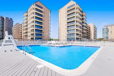 Image de Sea Colony Ocean 5th-floor condo with amazing views, pool, sauna & balcony