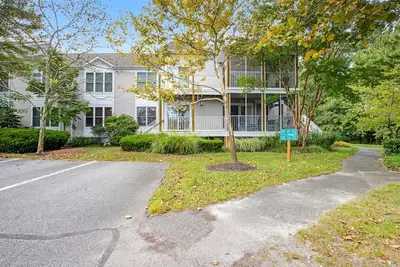 Image de Sea Colony Tennis 1st-floor condo with gym, tennis court, & sauna