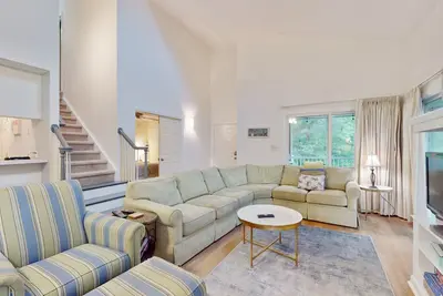Image de Sea Colony condo with pool, hot tub, sauna, fitness room, gas fireplace & deck