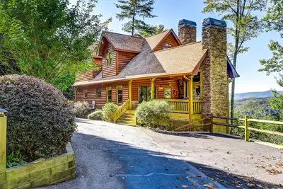Image de Secluded Two-Story Home w/ Two Fireplaces, Private Hot Tub, & Mountain Views,
