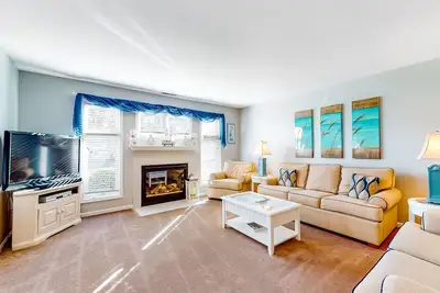Image de Sea Colony Tennis townhouse with gym, basketball court, & tennis court