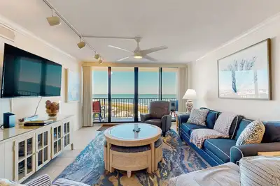 Image de Renovated oceanfront Sea Colony 7th-floor condo with balcony & basketball court