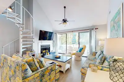 Image de Sea Colony Tennis 2nd-floor condo with sauna, gym, & tennis court