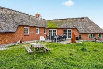 Image de Well-kept thatched-roof vacation home with pool