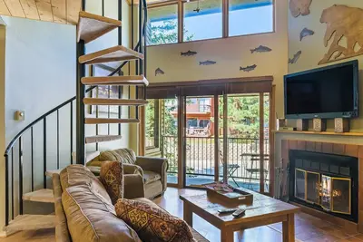 Image de Family-friendly condo with WiFi, loft, full kitchen, and wood-burning fireplace