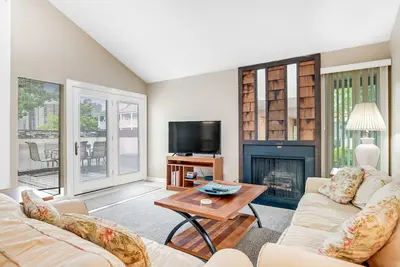 Image de Sea Colony Tennis 1st-floor condo with gym, pool, & basketball court