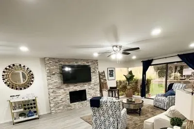 Image de Escape to the Desert Oasis -Furnished Vacation Home with Mountain Views