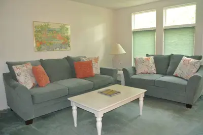 Image de Sea Colony Tennis townhouse fireplace, tennis court, & balcony