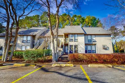 Image de Sea Colony Tennis 2nd-floor condo with pool access