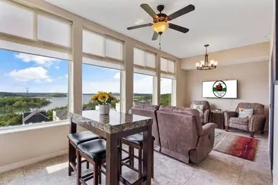 Image de Water-facing Sunroom & Balcony! Lake Condo at the Majestic at Table Rock