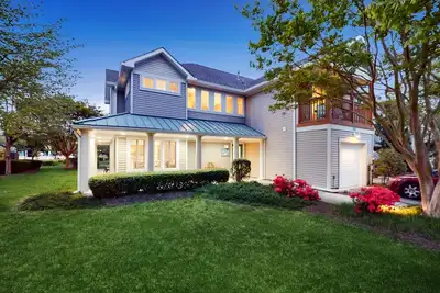 Image de Sea Colony townhome with tennis court, pool, gym, & basketball court