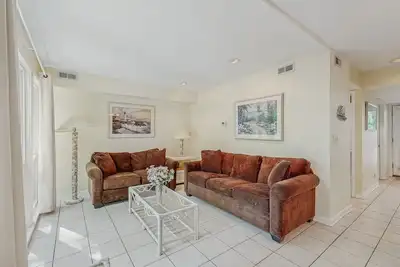 Image de Sea Colony Tennis 1st-floor condo with gym, sauna, & tennis court