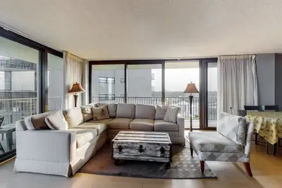 Image de Sea Colony 7th floor condo w/ shared basketball court, balcony & ocean view