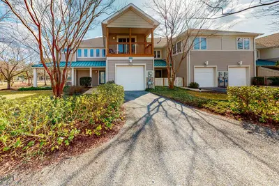 Image de Sea Colony Tennis townhouse with basketball court, gym, & tennis court