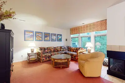 Image de Sea Colony Tennis townhouse with basketball court, gym, pool, & lake view