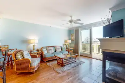 Image de Salt Meadows townhouse w/ elevator, gas fireplace & community pool and pier