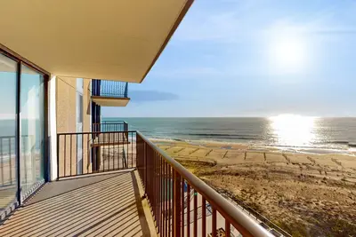 Image de Sea Colony 7th floor condo with gym, shared sauna, and ocean views