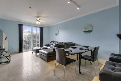 Image de “The Square” Condo 5 minute drive to Palm Beach