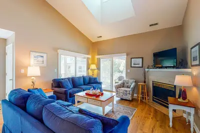 Image de Sea Colony Tennis 2nd-floor condo with basketball court, pool, & tennis court